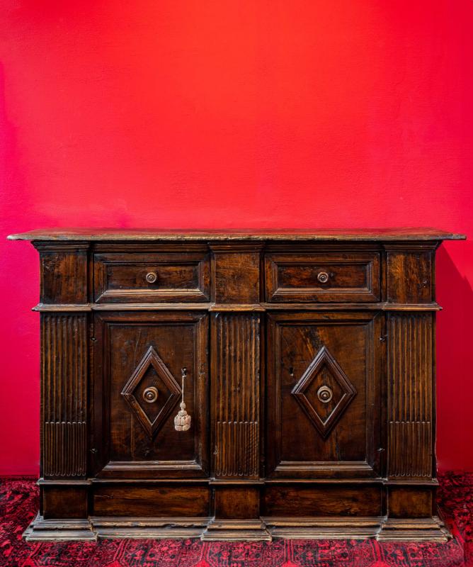 Credenza in castagno Credenza in castagno
