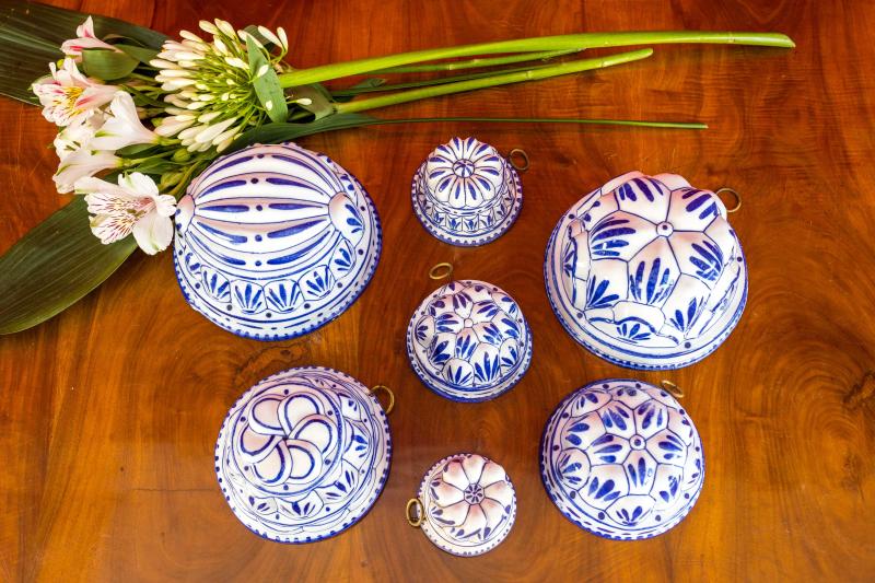 Ventiquattro stampi circolari da dolce in ceramica