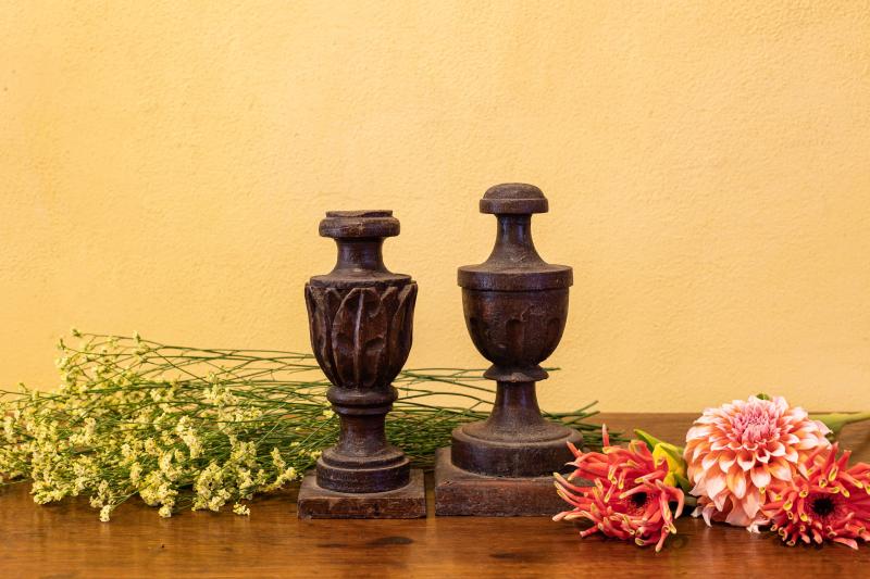 Due perettoni a vaso in legno