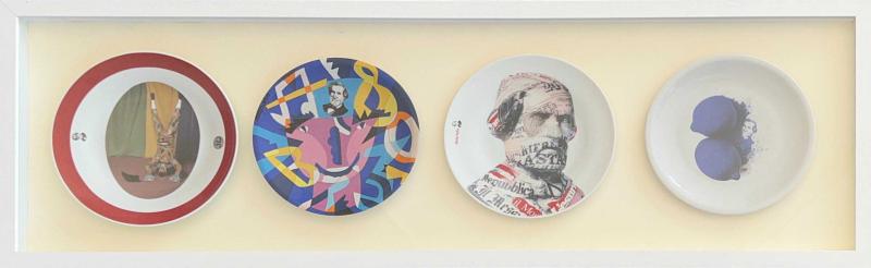 Lotto di 4 piatti dedicati a Giuseppe Verdi, serigrafati da disegni di artisti vari in esclusiva per Media Italia Porcellane Tognana e Richard Ginori, entro cornice Lotto di 4 piatti dedicati a Giuseppe Verdi, serigrafati da disegni di artisti vari in esclusiva per Media Italia Porcellane Tognana e Richard Ginori, entro cornice