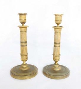 Coppia di candelieri in bronzo dorato e cesellato