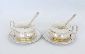 Due tazzine da caffè in porcellana bianca