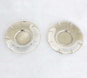Due piatti in metallo argentato