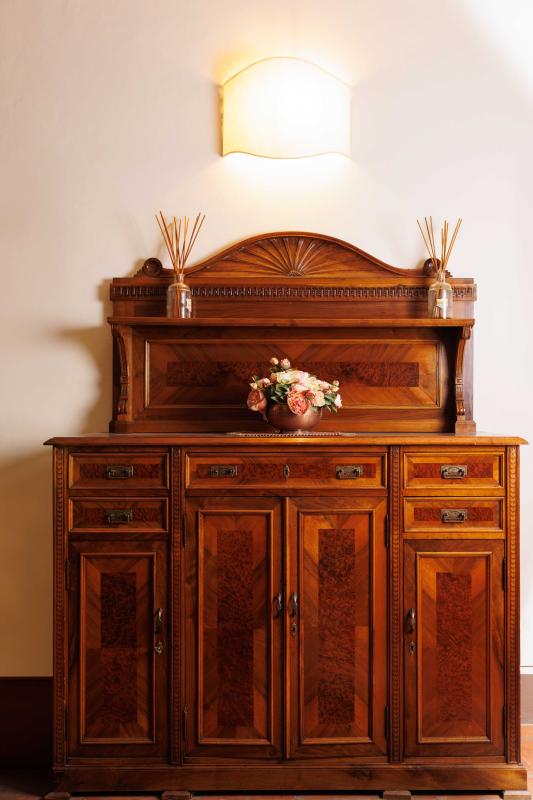 Credenza con alzata in noce e radica di noce