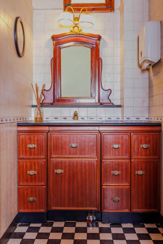 Mobile da bagno in noce