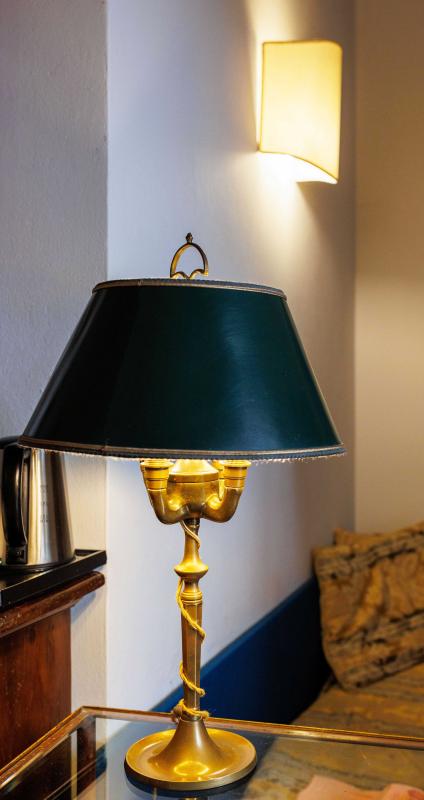 Lampada da tavolo in ottone con paralume in cartoncino verde