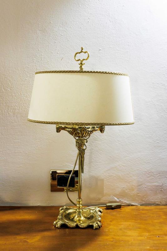 Lampada da scrivania in ottone con paralume in cotone bianco