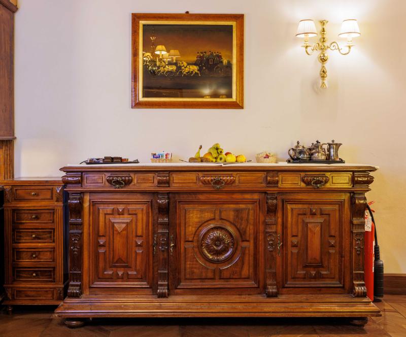 Credenza in noce intagliato