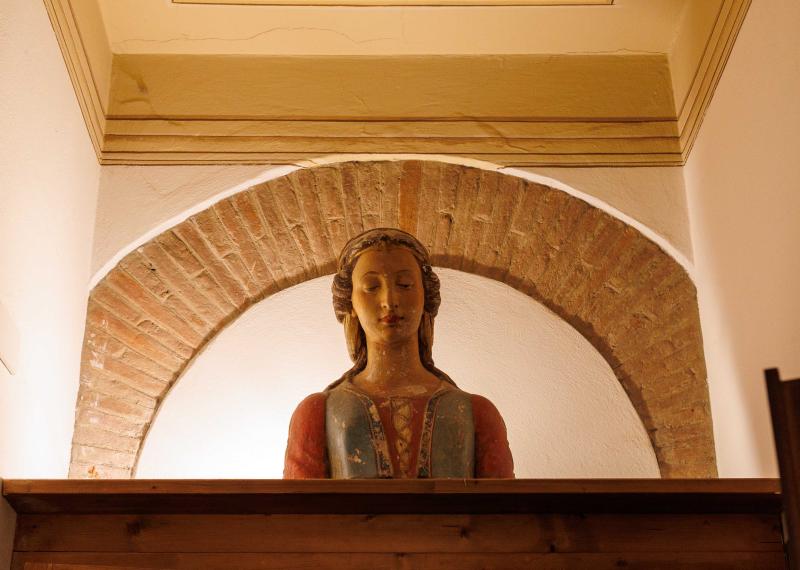 Busto di donna in terracotta