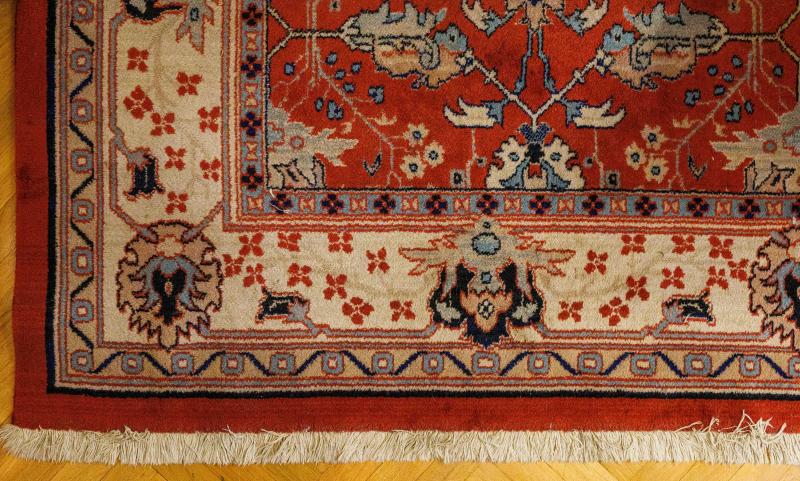Tappeto in stile persiano a fondo rosso