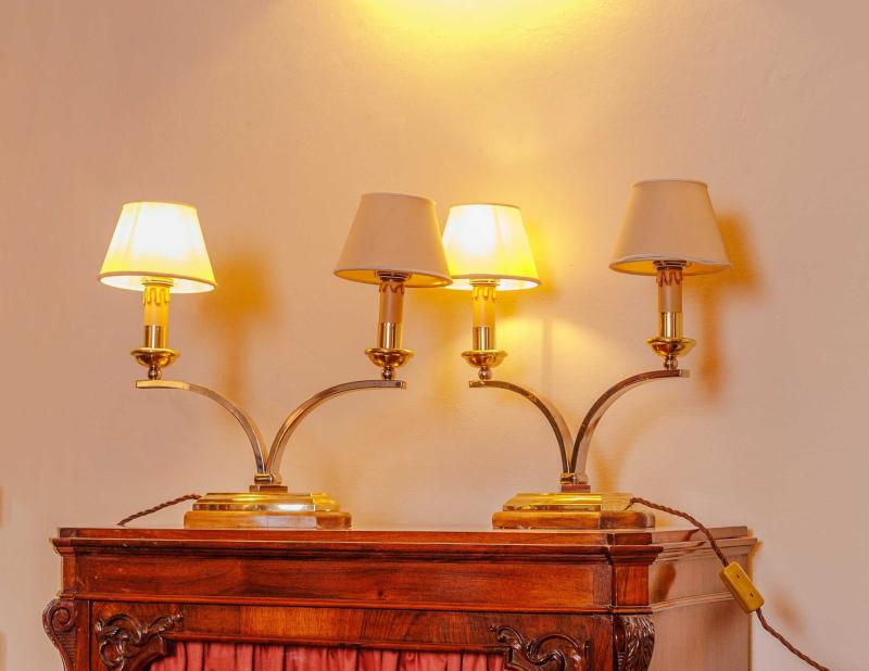 Coppia di lampade da tavolo in ottone a due bracci ciascuna