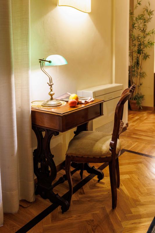 Tavolino scrittoio con coppia di sedie Luigi Filippo in noce