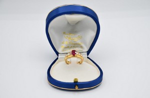 Anello in oro 750 con rubino centrale di carati stimati 1.7, naturale, di origine birmana, non riscaldato. N.8 diamanti carati 0,80