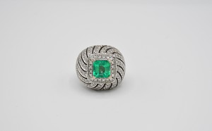 Anello a fascia in oro bianco 750 con pavè di diamanti naturali taglio brillante di colore H e purezza Vs (carati totali 1.94) ed uno smeraldo centrale, naturale di origine Colombia, di taglio ottagonale (carati 1.99)