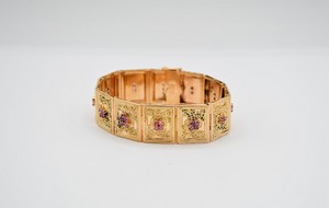 Bracciale in oro 750, con decorazione a filigrana e 36 zaffiri rosa (uno manca), manifattura di Valenza