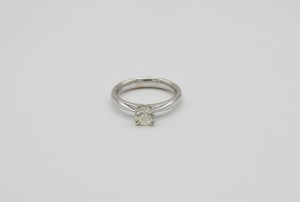 Anello solitario in oro bianco e diamante ct 0,75 stimati, colore K, purezza SL1, taglio antico, con scheggiature sulla corona