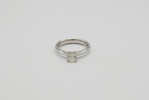 Anello solitario in oro bianco e diamante ct 0,75 stimati, colore K, purezza SL1, taglio antico, con scheggiature sulla corona