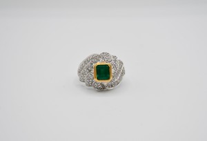 Anello a fascia in oro bianco 750 con pavè di diamanti naturali taglio brillante di colore H e purezza Vs (carati totali 1.08) ed uno smeraldo centrale, naturale di origine Colombia, di taglio ottagonale (carati 1.45)