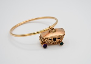 Bracciale in oro 750, con charms a forma di carrozza