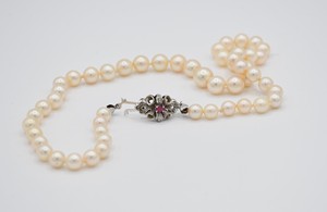 Collana in oro bianco, perle coltivate e rubino ad un filo di perle a scalare, fermezza in oro bianco e rubino