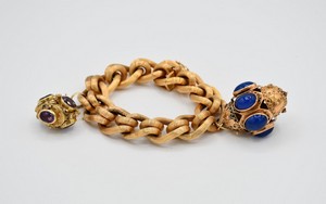 Bracciale in oro 750, con due charms, con ametiste e vetri blu, manifattura di Vicenza