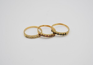 Tre anellini in oro con pietre simulanti