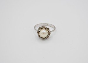 Anello in oro bianco e perla coltivata e imitazione di diamante
