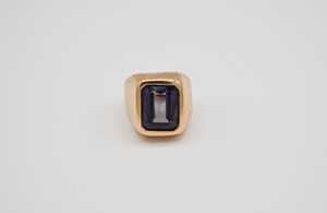 Anello chevalier, in oro 750 e alessandrite sintetica, manifattura di Valenza