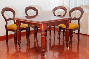 Tavolo da pranzo allungabile in mogano Tavolo da pranzo allungabile in mogano
