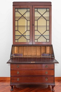 Bookcase in mogano biondo Bookcase in mogano biondo