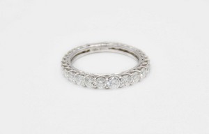 Anello eternity in oro bianco 750 e diamanti