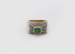 Anello in oro 750 con smeraldo centrale e diamanti