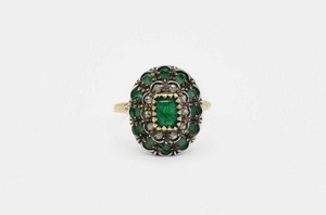 Anello in oro giallo e argento con smeraldi e rosette di diamanti