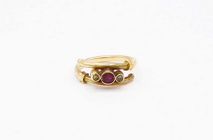Anello in oro con un rubino centrale e due diamanti