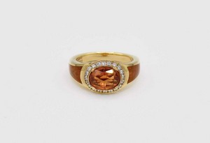Anello in oro giallo 750, smalti, diamanti e granato mandarino centrale, Fabergé