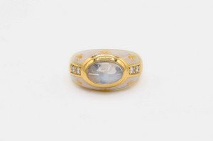 Anello in oro giallo 750, smalti, diamanti e pietra di Luna centrale, Fabergé