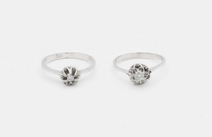 Due anelli solitario in oro bianco con diamante centrale