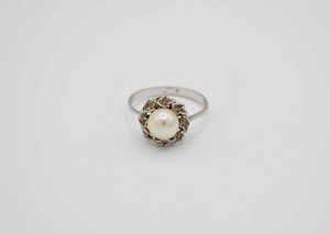 Anello in oro bianco e perla coltivata e imitazione di diamante