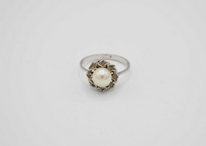 Anello in oro bianco e perla coltivata e imitazione di diamante