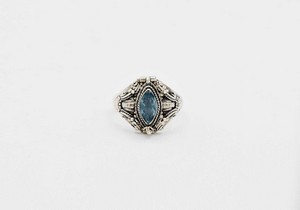 Anello in argento con pietra sintetica azzurra