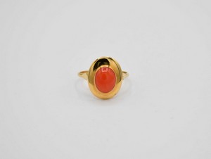 Anello in oro giallo e corallo