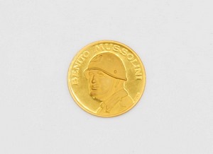 Medaglia in oro con il ritratto di Mussolini, Enciclopedia numismatica internazionale