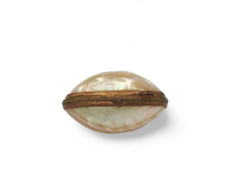 Scatolina portapillole in madreperla e metallo dorato