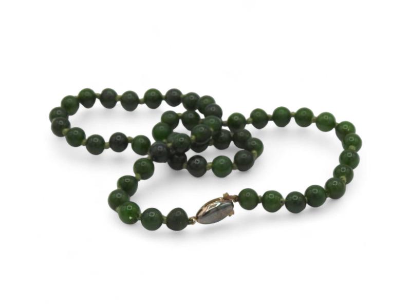 Collana in giada serpentina chiusura in argento