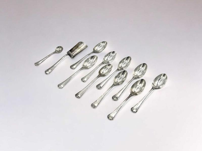 Lotto di oggetti in argento composto da: nove cucchiaini da caffè, una paletta da zucchero e un cucchiaino da saliera in argento 800 (11) Lotto di oggetti in argento composto da: nove cucchiaini da caffè, una paletta da zucchero e un cucchiaino da saliera in argento 800 (11)