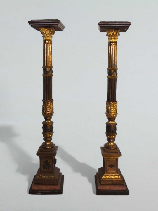 Coppia di grandi portavaso in legno rivestiti in ottone dorato con base a plinto su piano in marmo rosso di Verona Coppia di grandi portavaso in legno rivestiti in ottone dorato con base a plinto su piano in marmo rosso di Verona