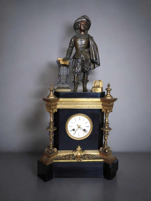 Orologio soprammobile in marmo nero del Belgio e bronzo dorato Orologio soprammobile in marmo nero del Belgio e bronzo dorato