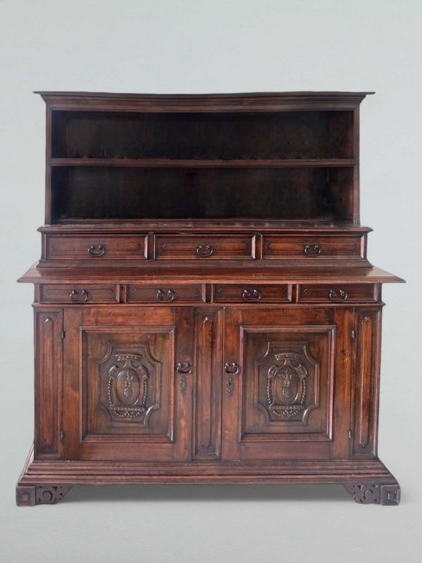 Credenza con alzata a piattaia in noce in stile provenzale di gusto settecentesco Credenza con alzata a piattaia in noce in stile provenzale di gusto settecentesco