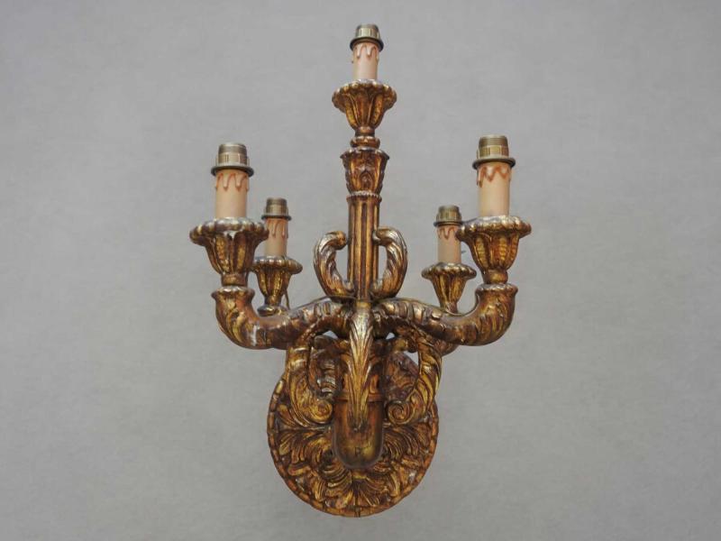 Grande braccio a cinque luci in legno intagliato e dorato, modellati a tralci vegetali Grande braccio a cinque luci in legno intagliato e dorato, modellati a tralci vegetali