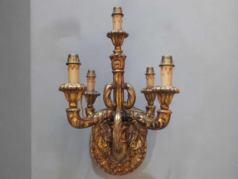 Grande braccio a cinque luci in legno intagliato e dorato, modellati a tralci vegetali Grande braccio a cinque luci in legno intagliato e dorato, modellati a tralci vegetali
